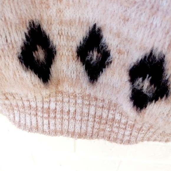 ALPACA Fair Isle Sweater in Tan with Black Aztec design. - Picture 5 of 6